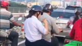 Nữ sinh bình tĩnh nhất năm: Ngồi sau xe bố đánh chén bữa sáng có đầy đủ bát đũa như ở tiệm!