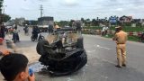 Ngồi hút thuốc uống trà, suýt chết vì ô tô mất lái phi vào nhà