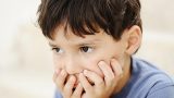 Nghỉ việc, chăm sóc con mà bé vẫn bị tự kỷ