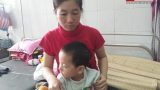 Mẹ quặn thắt lòng khi phải chứng kiến hai con đi bằng đầu gối