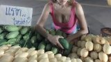 Cô gái bán xoài “gây sốt” vì vòng một quá khủng