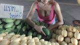 Cô gái bán xoài “gây sốt” vì vòng một quá khủng
