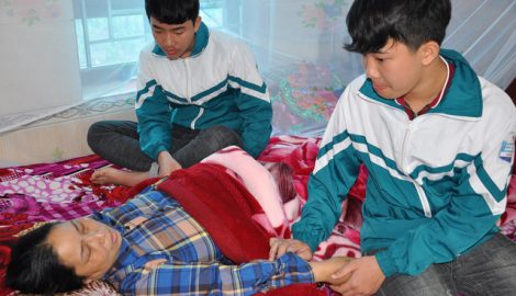 Nam Định: Bố chết, mẹ ung thư di căn, 2 anh em sinh đôi nhường nhau đi học