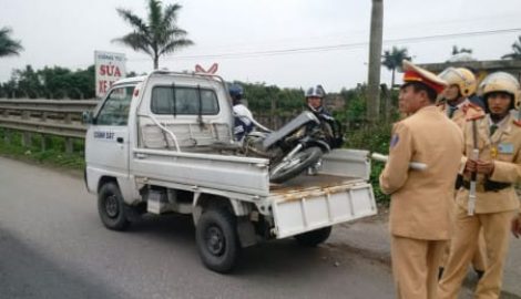 Tàu hỏa kéo lê một phụ nữ gần 200m