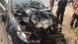 Nam Định: Xe con mất lái đâm vào máy trộn bê-tông bên đường rồi dừng lại dưới gốc cây
