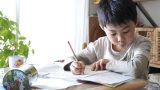Mẹ stress vì thường xuyên cô nhận xét “con thuộc top 3 bạn yếu nhất”
