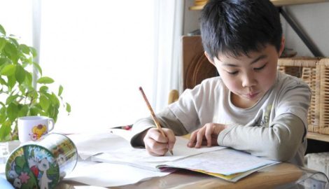 Mẹ stress vì thường xuyên cô nhận xét “con thuộc top 3 bạn yếu nhất”