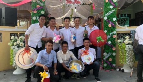 Nhóm bạn tặng lồng bàn, thớt nhựa cho chú rể Nam Định trong ngày cưới