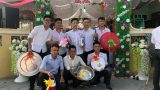 Nhóm bạn tặng lồng bàn, thớt nhựa cho chú rể Nam Định trong ngày cưới