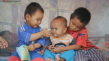 Cha ốm nặng nằm một chỗ, 3 đứa trẻ nhem nhuốc, đói ăn trong căn nhà không nóc: “Con đói bụng mà mẹ không chịu nấu cơm”