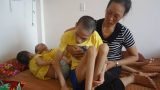 Bất hạnh người vợ có chồng tâm thần và 3 con bại não