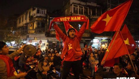 Video: Bỏ cả đám cưới, dân Nam Định hò hét cổ vũ bóng đá