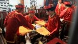 Choáng với số lượng ấn đền Trần phát ra trong ngày khai lễ