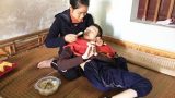 Giao Thủy: Người phụ nữ có chồng bị tâm thần và 3 người con bại não