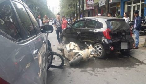 Mở cửa ô tô không quan sát, cô gái trẻ gây tai nạn chết người
