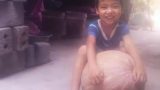 Bà mẹ ngỡ ngàng khi con trai kể lại 1 câu chuyện đặc biệt xảy ra ở cổng trường, nghe xong tự hào quá nên thưởng vội cho con