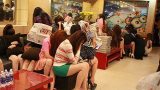 Ông chủ đánh đập nhóm nữ phục vụ quán karaoke vì làm thêm giờ
