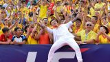 Tuấn Hưng biểu diễn trước hàng nghìn CĐV trên sân Thiên Trường
