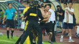 Cảnh sát vào sân bắt ‘hooligan’ ở trận Nam Định hòa Thanh Hóa