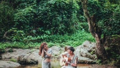 Cặp đôi bác sĩ rủ nhau vào rừng chụp ảnh cưới cực “dị”