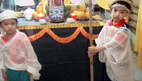 Nam Định: Xót xa bố mất nằm ghế chờ, 2 con nhỏ 3-5 tuổi xin tiền mua quan tài