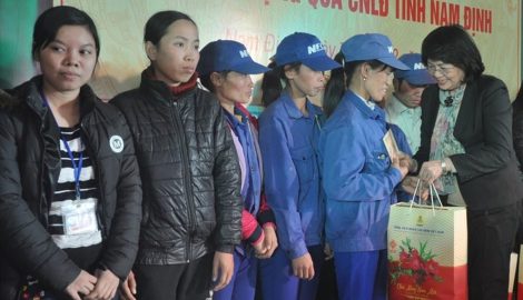Nam Định: Nhận quà tết để mua quần áo cho con
