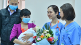 Bé trai bị bỏ rơi ngày 29 Tết đã có bố mẹ nuôi, bác sĩ bật khóc nói lời tạm biệt: “Mạnh mẽ lên con nhé!“
