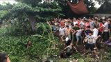 Ý Yên: Clip Dân vây đánh 2 thanh niên nghi trộm chó trốn dưới kênh nước
