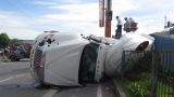 Mất lái, container đâm vào dải phân cách lật ngang đường
