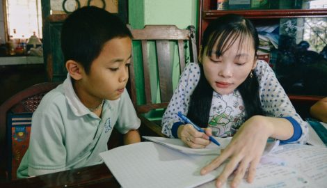 Nam Định: Lớp học miễn phí không bảng, phấn của cô giáo xương thủy tinh