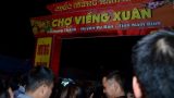 Trời mưa lạnh, chợ Viềng vẫn đông nghịt khách ‘mua may bán rủi’