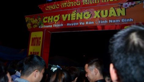 Trời mưa lạnh, chợ Viềng vẫn đông nghịt khách ‘mua may bán rủi’