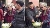 Ông cụ hát nhép rong kiếm bộn tiền tại chợ Viềng xuân Nam Định gây sốt vì trí nhớ siêu phàm