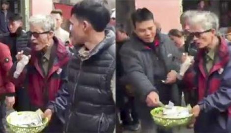 Ông cụ hát nhép rong kiếm bộn tiền tại chợ Viềng xuân Nam Định gây sốt vì trí nhớ siêu phàm
