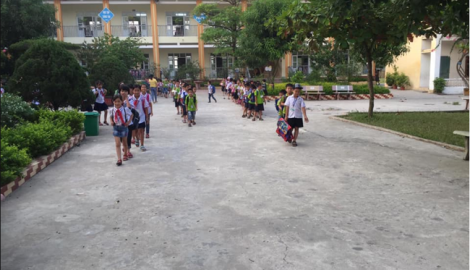 Không chỉ phụ huynh, học sinh Nam Định tan trường cũng tự giác xếp hàng đi ra khiến ai nấy xuýt xoa: “Cần nhân rộng”