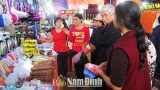 Nhọc nhằn nghề bán hàng hội chợ
