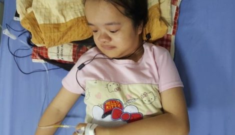 Hải Hậu: Xót xa cảnh bé gái bị chứng bệnh loạn sản xương đòn sọ hiếm gặp