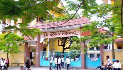 Nam Định: Chỉ kịp chịu tang mẹ nửa ngày, nữ sinh nuốt nước mắt vào phòng thi