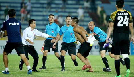 CĐV Nam Định hành hung trọng tài, đánh phóng viên trên sân Thiên Trường