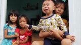 Chồng tâm thần, người mẹ ôm 4 đứa con nhem nhuốc trong căn nhà tốc mái sau bão số 9: “Nhà mất rồi, mấy đứa nhỏ biết ngủ ở đâu”