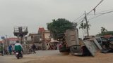Xe bán tải bị phủ đầy cát sau va chạm mạnh giữa ngã tư