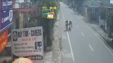 Clip: Cô gái đi từ ngõ ra, gây ta‌i nạ‌n cho 2 bố con đi xe máy rồi b‌ỏ chạy tại Nam Định