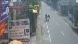 Clip: Cô gái đi từ ngõ ra, gây ta‌i nạ‌n cho 2 bố con đi xe máy rồi b‌ỏ chạy tại Nam Định