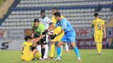 Khiêng cáng “tiêu cực”, nhặt bóng quá tích cực, Nam Định bị phạt 5 triệu