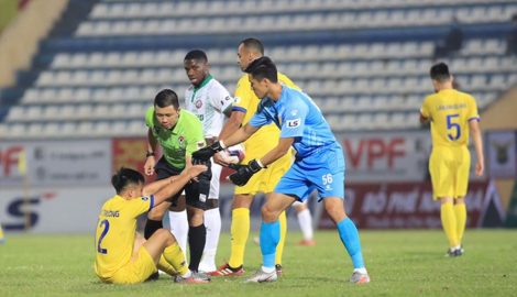 Khiêng cáng “tiêu cực”, nhặt bóng quá tích cực, Nam Định bị phạt 5 triệu
