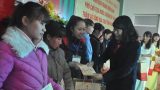 Phó Chủ tịch Nước Đặng Thị Ngọc Thịnh trao quà Tết cho công nhân khó khăn tại Nam Định