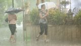 Phòng dịch COVID-19: Nhiều người ở Hà Nội phớt lờ lệnh cấm, đổ ra đường đội mưa tập thể dục