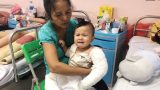 Rớt nước mắt bé 2 tuổi phải cắt bỏ một chân vì tai nạn giao thông
