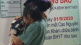 Vấp ngã khi ăn kem, bé 2 tuổi bị que kem đâm vào mắt