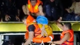 Quảng Bình: Trắng đêm ngược dòng nước lũ giải cứu hàng chục người hoảng loạn trên nóc xe khách Đà Nẵng – Nam Định bị cuốn trôi